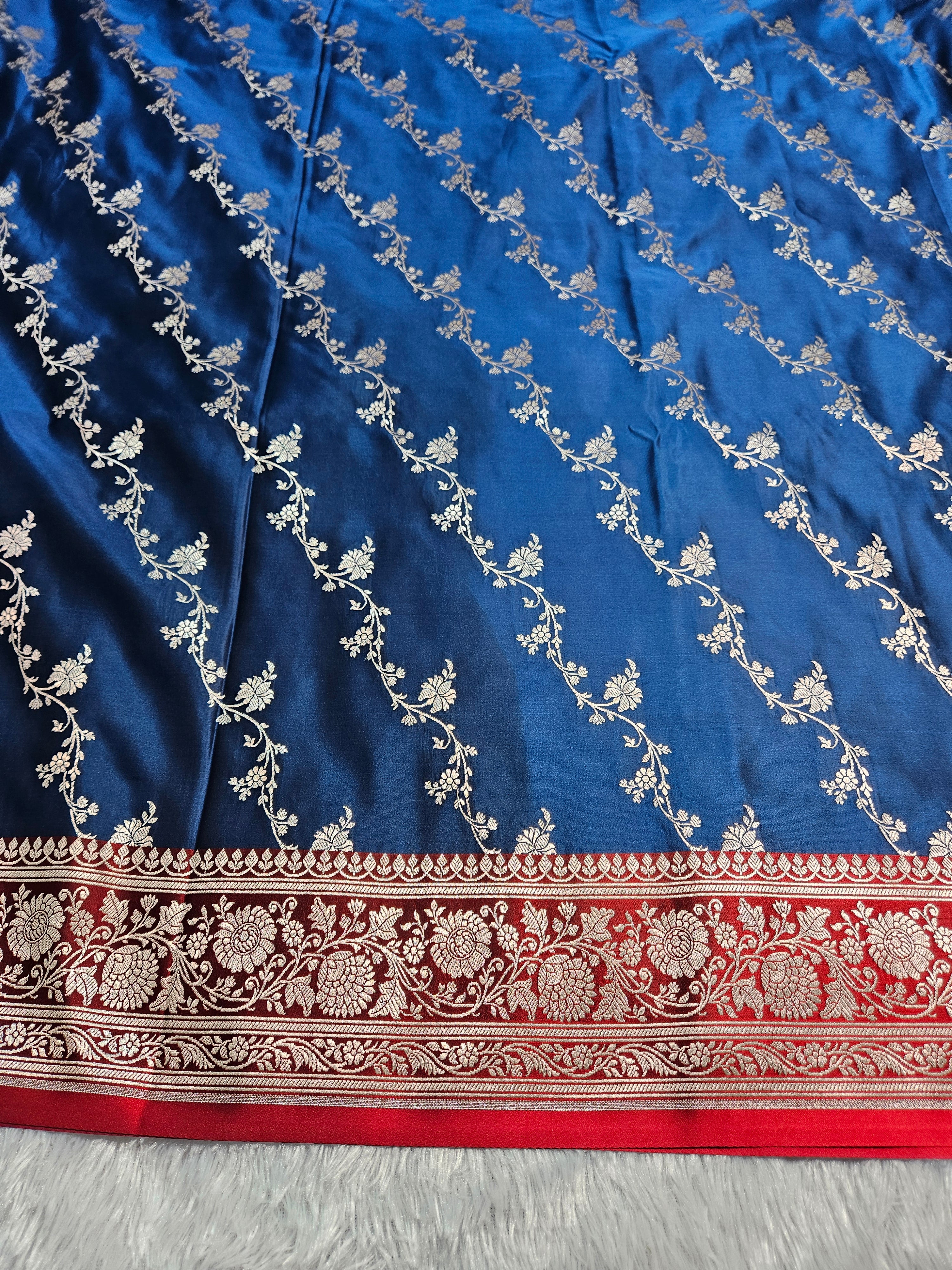 Banarasi Navy Blue and Red Contrast Mashru Silk Banarasi Border Aada Jaal Saree