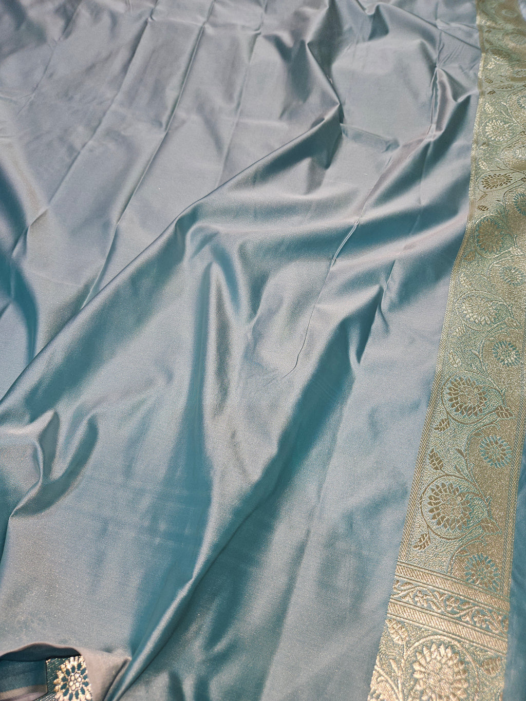 Banarasi Sea Green Mashru Silk Banarasi Border Booti Saree