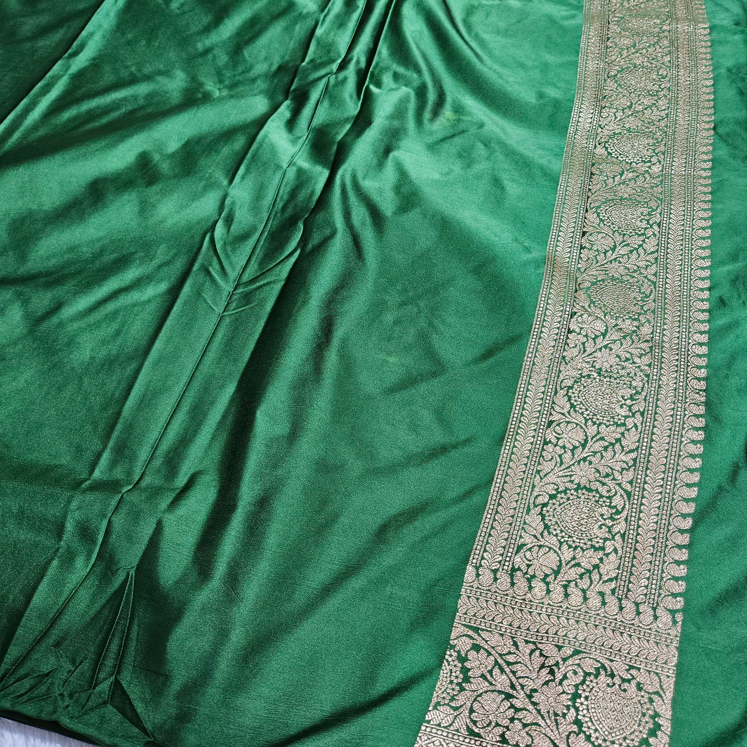 Parrot And Bottle Green Contrast Mashru Silk Banarasi Border Booti Saree