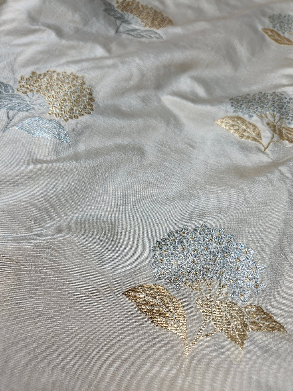 Cream Raw Mango Silk Saree with a beautiful Buta Design