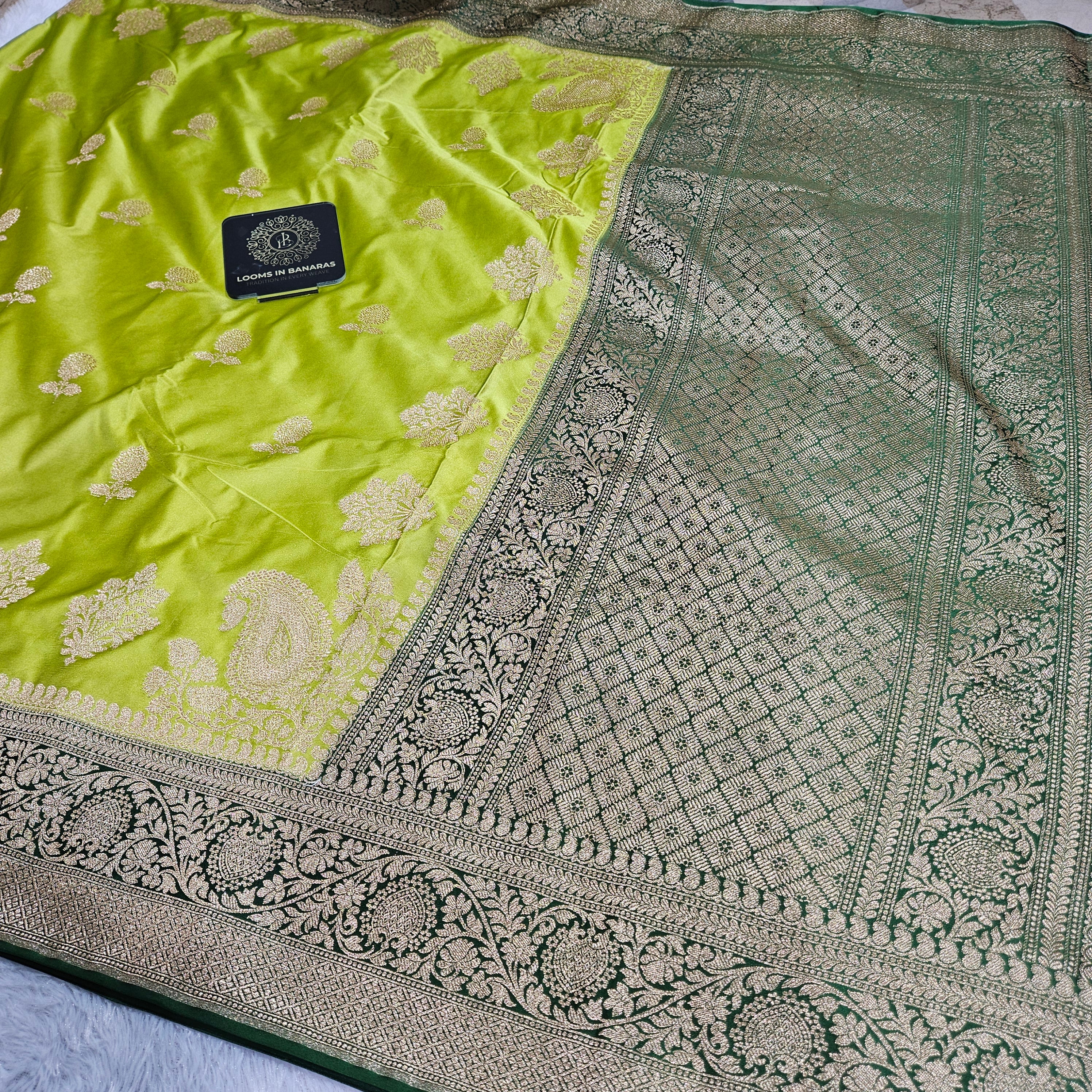 Parrot And Bottle Green Contrast Mashru Silk Banarasi Border Booti Saree
