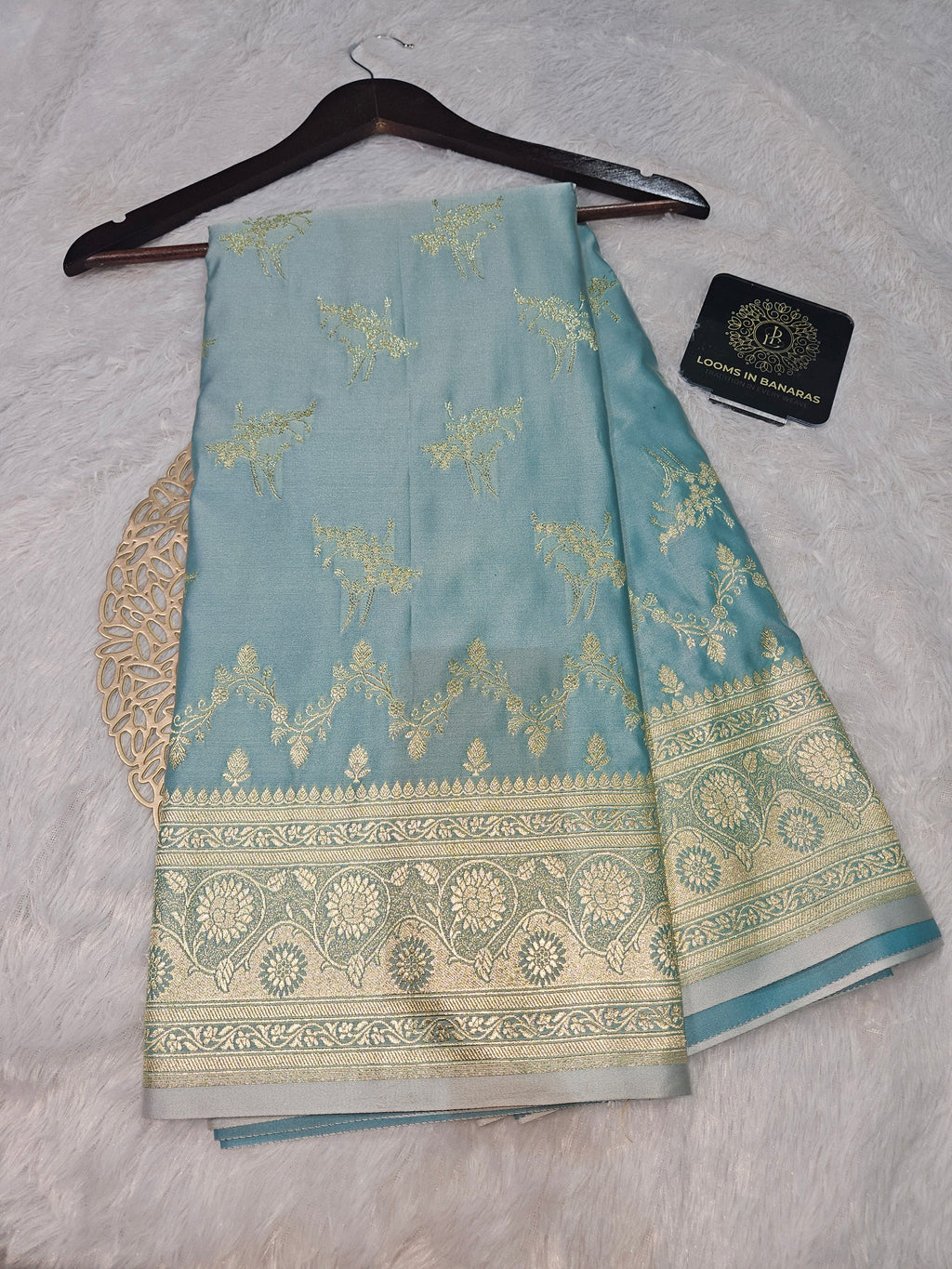 Banarasi Sea Green Mashru Silk Banarasi Border Booti Saree