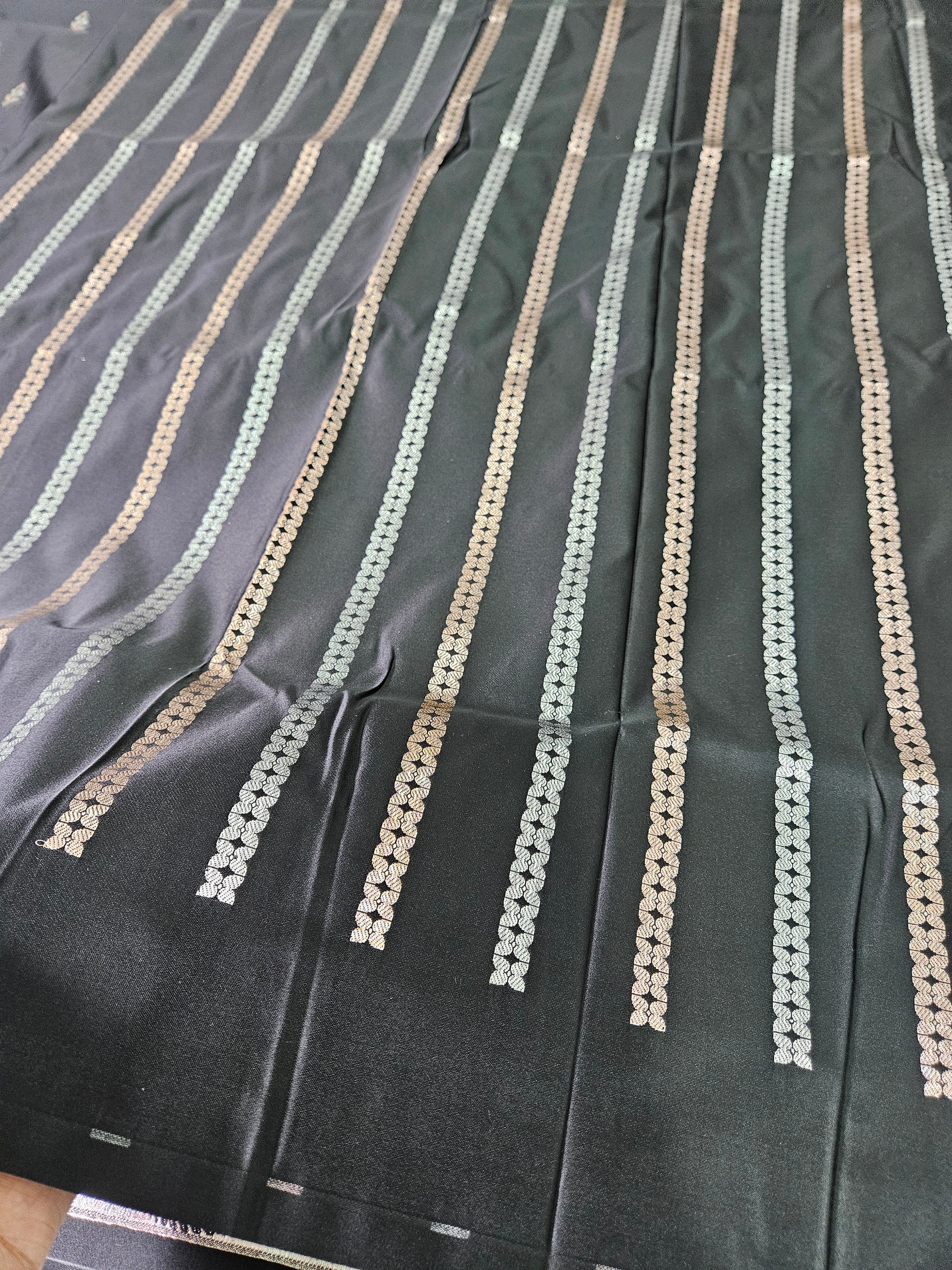 Banarasi Black Green Mashru Silk Banarasi Alfi Border Booti Saree