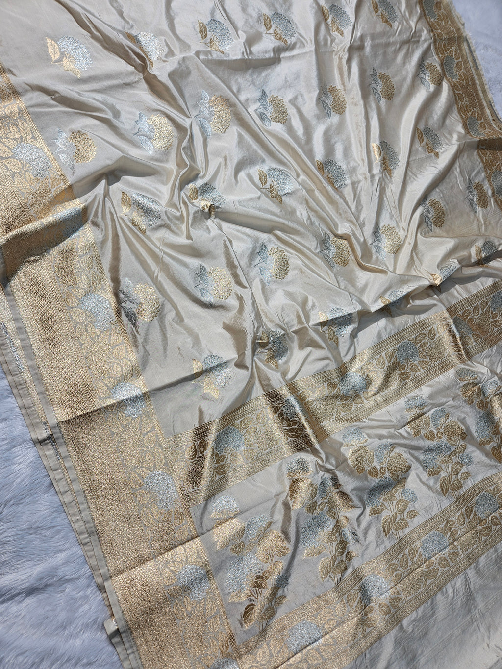 Cream Raw Mango Silk Saree with a beautiful Buta Design