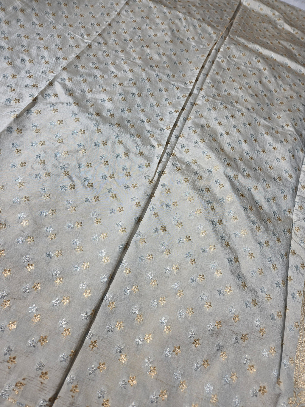 Cream Raw Mango Silk Saree with a beautiful Buta Design